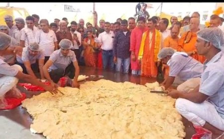 विश्व रिकाॅर्ड बनाने के लिए भीलवाडा में  एक हजार किलो वजनी तवे पर बनी 207 किलो आटे की रोटी