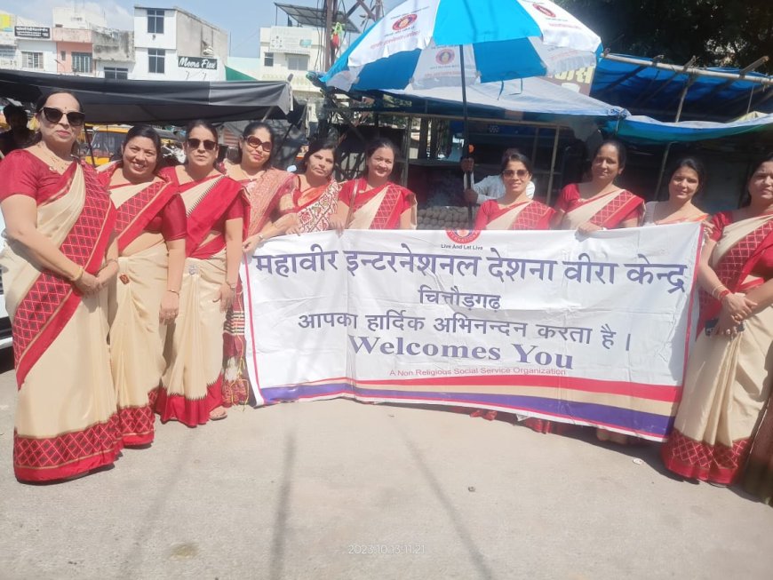 महावीर इंटरनेशनल देशना वीरा केंद्र ने किया छाता वितरण