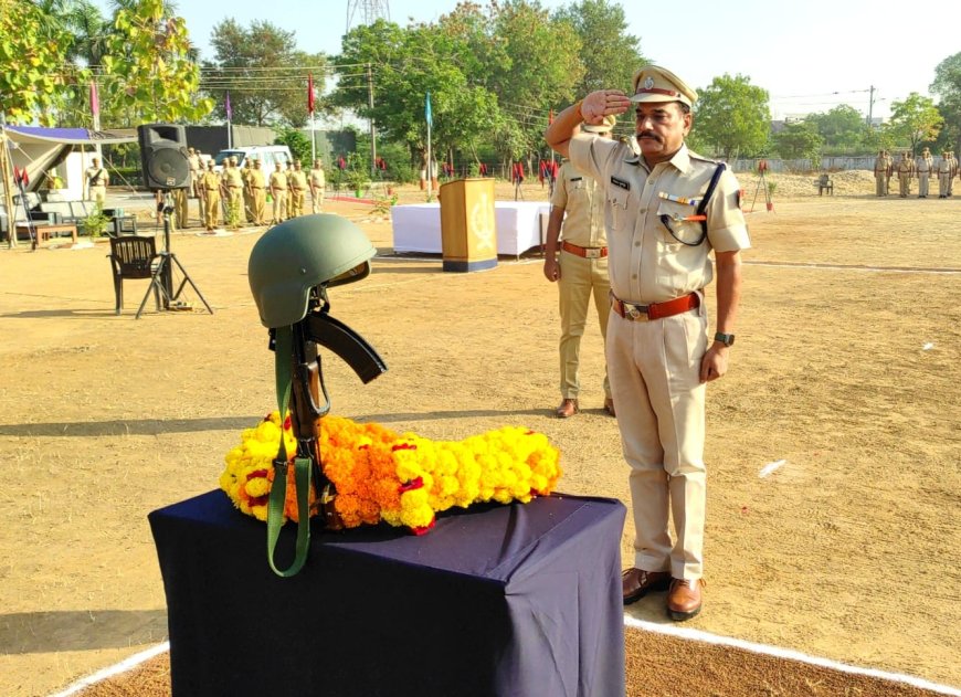 शस्त्र और शीश झुका शहीदों को किया नमन