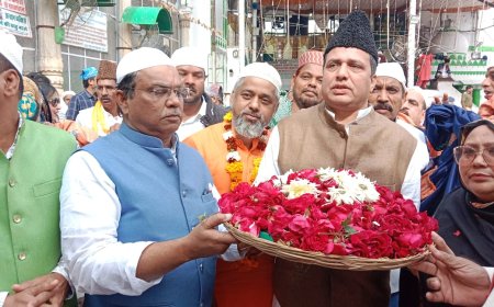 40 फीट मखमली चादर बड़ी श्रद्धा के साथ बारगाह गरीब नवाज में पेश की