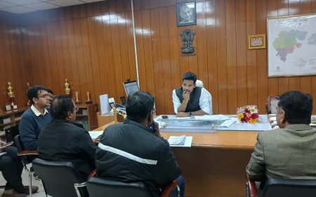 लोकसभा चुनाव की तैयारियां प्रारंभ जिला निर्वाचन अधिकारी ने ली  बैठक