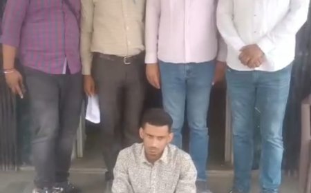 इनामी तस्कर सुमित मांजू  जैसे ही   सांवलिया जी  मंदिर में दर्शन कर  बाहर निकला तो पुलिस ने  पकड़ लिया