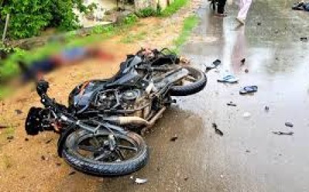 खड़े ट्रक से टकरा कर बाईक सवार दो सूडानी छात्रों की मौत