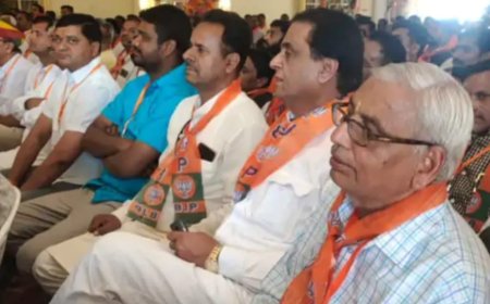 मंच पर नाम नहीं देख मंच से नीचे उतरे कृपलानी और मीणा 