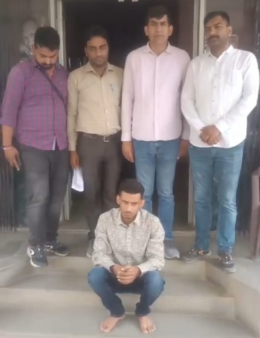 इनामी तस्कर सुमित मांजू जैसे ही सांवलिया जी मंदिर में दर्शन कर बाहर निकला तो पुलिस ने पकड़ लिया
