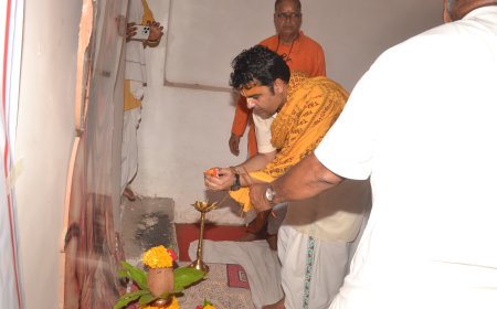 पहले दिन बटुकों ने सीखा चरण वंदना व तिलक लगाना