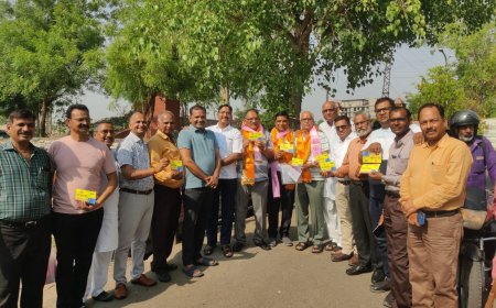 यूरोप जाने वाले जत्थे को हृदय घात से बचाव के लिए महेश आरोग्य किट बाटे