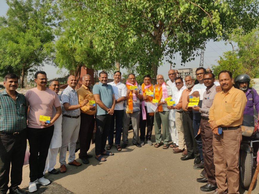 यूरोप जाने वाले जत्थे को हृदय घात से बचाव के लिए महेश आरोग्य किट बाटे