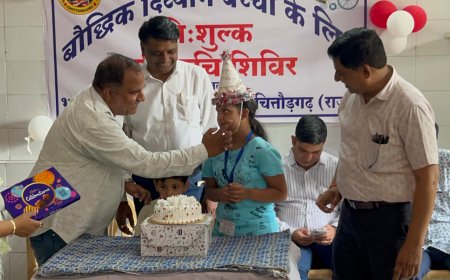 शिविर का निःशुल्क आयोजन केक काटकर मनाया  बच्ची का जन्म दिन