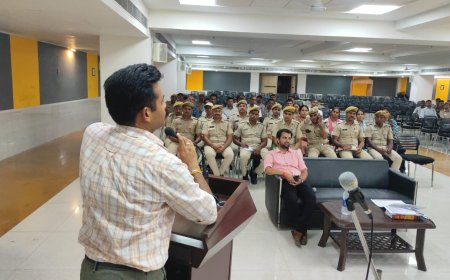 पुलिस कर्मियों को फरियादियों के प्रति अधिक संवेदनशील होने की आवश्यकता- जिला कलेक्टर