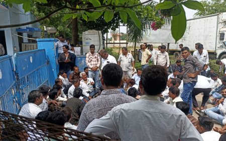 चित्तौड़ डेयरी में प्रदर्शन, गेट बंद कर के रोके दूध आपूर्ति के वाहन