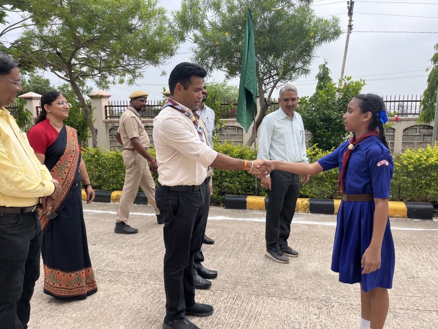 जिला कलक्टर ने मेडिकल कॉलेज, केंद्रीय विद्यालय चित्तौड़गढ़ तथा राजकीय उच्च माध्यमिक विद्यालय रिठोला में पौधरोपण किया