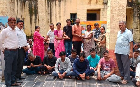 जेल में बंदियों के साथ मनाया जन्मदिन 