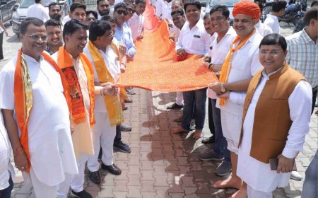 गंभीरी नदी मंत्रोच्चार के साथ नदी की पूजा अर्चना कर उसको चुनरी ओढ़ाई