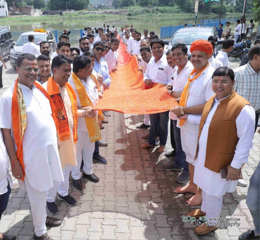 गंभीरी नदी मंत्रोच्चार के साथ नदी की पूजा अर्चना कर उसको चुनरी ओढ़ाई