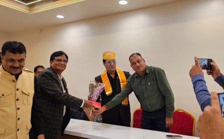 मनवानी  का   मेवाड़ी पगड़ी एवं उपरना ओढ़ा कर अभिनंदन किया