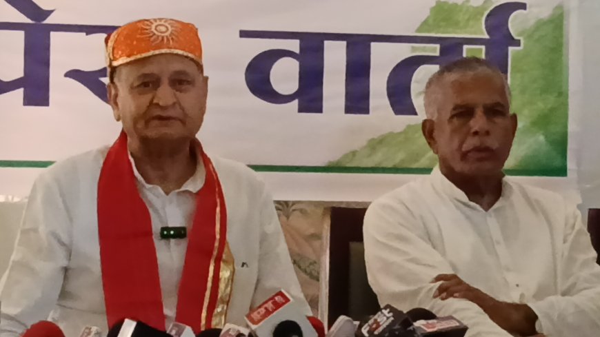 गहलोत ने दी सीएम को सीख कहां हेलीकॉप्टर में घूमने से काम नहीं चलेगा धरातल पर भी कुछ करना होगा