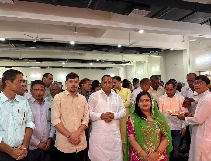 11 हजार दीपों से जगमगाया मंदिर परिसर,  भव्य अन्नकूट महोत्सव