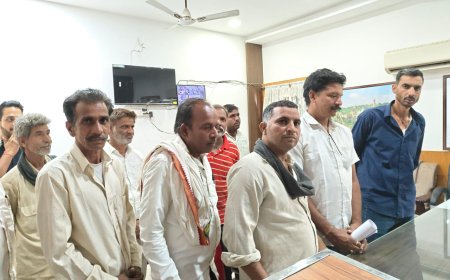 मुरलिया बांध की नहरें नहीं खुलने से किसानों के खेतों में भरा पानी, किसानों ने सौंपा ज्ञापन