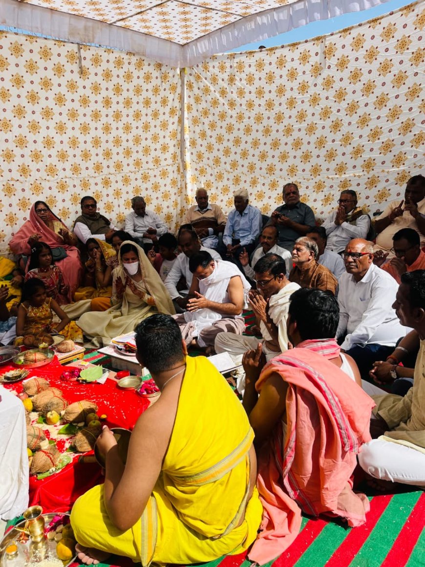 भगवान आदिनाथ मंदिर पर लाभार्थी मोदी परिवार ने चढ़ाई नई ध्वजा