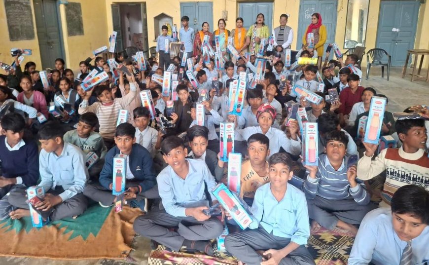 गाड़ीलौहार स्कूल में भामाशाहों ने की सामग्री वितरित