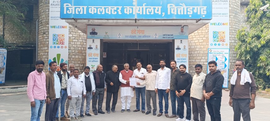 पूर्व राज्यमंत्री सुरेंद्रसिंह जाड़ावत के नेतृत्व में यूरिया खाद की किल्लत से राहत दिलाने के लिए कांग्रेस प्रतिनिधि मंडल ने जिला कलेक्टर के नाम ज्ञापन सौंपा