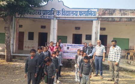 फलासिया विद्यालय में भामाशाहों ने बांटे स्वेटर