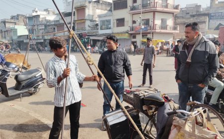 शहर में रस्सी पर करतब दिखा रहे बच्चों के माता-पिता को दी गई हिदायत