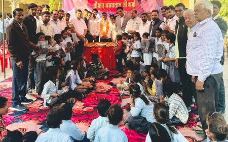 सीएम शर्मा के जन्मदिवस पर विधायक कृपलानी ने स्कूली विद्यार्थियों को किए स्वेटर वितरण