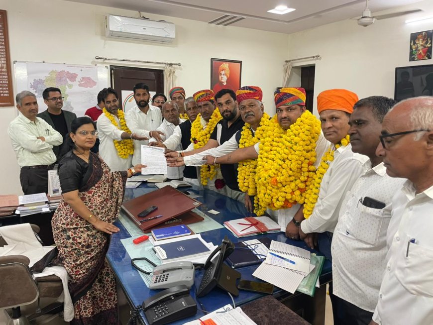 पूर्व राज्यमंत्री सुरेंद्रसिंह जाड़ावत के नेतृत्व में यूरिया खाद की किल्लत से राहत दिलाने के लिए जिला कलेक्टर को ज्ञापन सौंपा