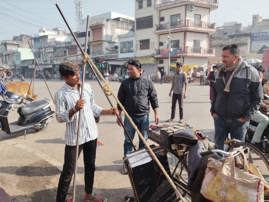 शहर में रस्सी पर करतब दिखा रहे बच्चों के माता-पिता को दी गई हिदायत