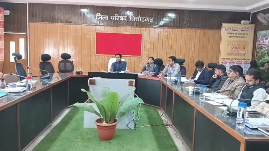 जिला कलक्टर की अध्यक्षता में साप्ताहिक बैठक आयोजित
