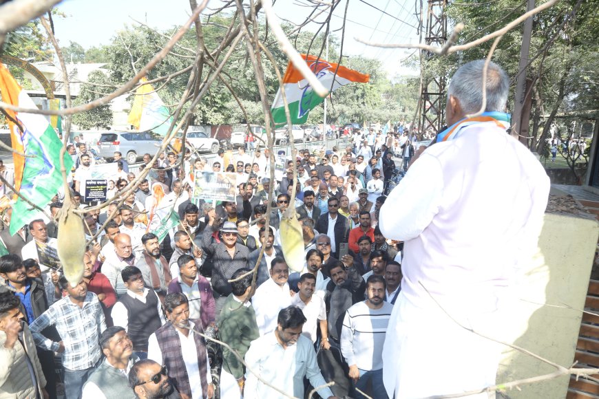 अरावली बचाओ व मनरेगा के नाम परिवर्तन के विरोध में कांग्रेस का पैदल मार्च, राष्ट्रपति के नाम ज्ञापन सौंपा