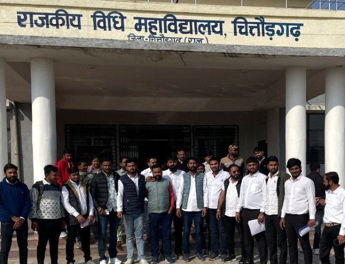 विधि महाविद्यालय के विद्यार्थियों ने मान्यता के निदान के लिए  प्राचार्य को ज्ञापन दिया