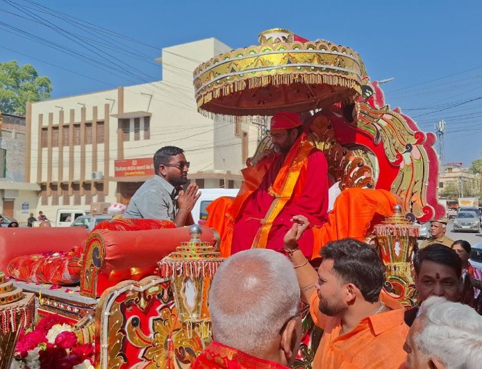 उत्तम स्वामी के मुखारविन्द से श्रीमद् भागवत कथा शुरू  शहर में निकली भव्य कलश एवं शोभायात्रा 