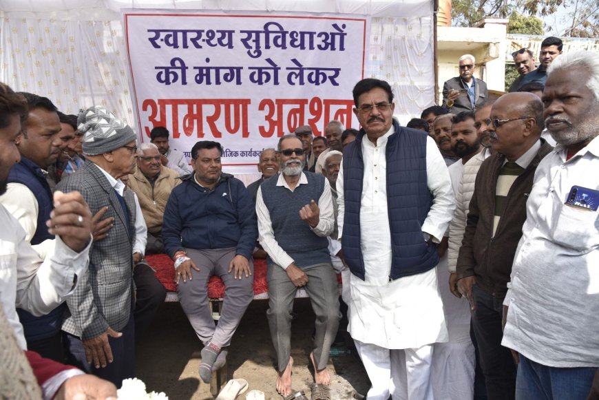 पूर्व सहकारिता मंत्री उदयलाल आंजना के आग्रह पर मनीष उपाध्याय ने समाप्त किया अनशन