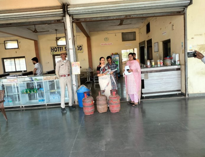 5 घरेलू गैस सिलेंडरो को अधिग्रहित कर अग्रिम कार्यवाही