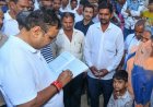 मुख्यमंत्री शर्मा ने  बच्चों को चाॅकलेट दे  स्कूल के होमवर्क के बारे में बात की