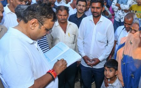 मुख्यमंत्री शर्मा ने  बच्चों को चाॅकलेट दे  स्कूल के होमवर्क के बारे में बात की