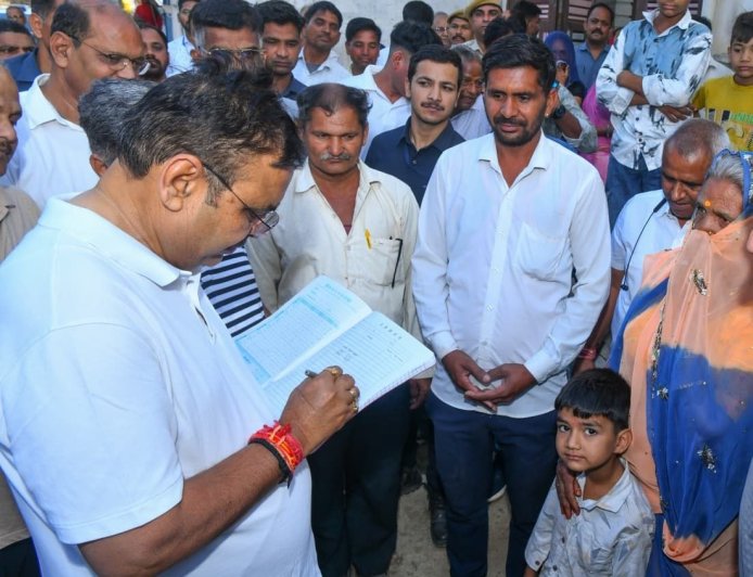 मुख्यमंत्री शर्मा ने  बच्चों को चाॅकलेट दे  स्कूल के होमवर्क के बारे में बात की