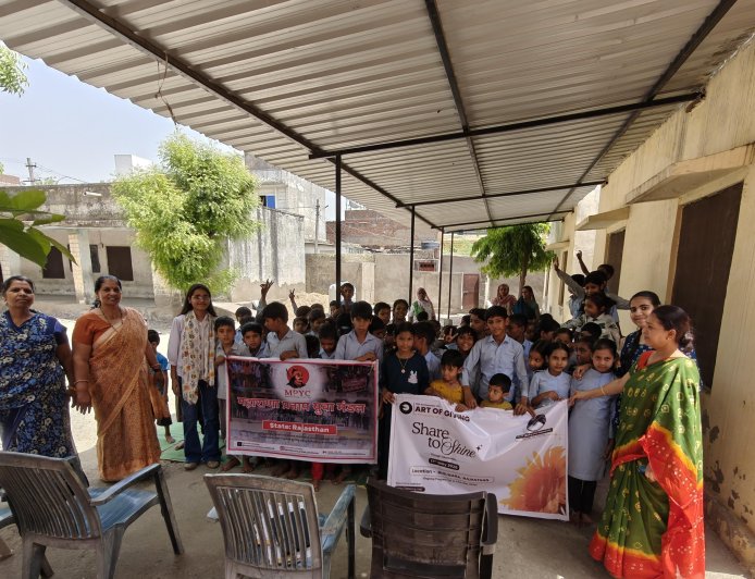 भीलवाड़ा में फ्रूटी वितरण एवं “आर्ट ऑफ गिविंग” विषय पर जागरूकता कार्यक्रम