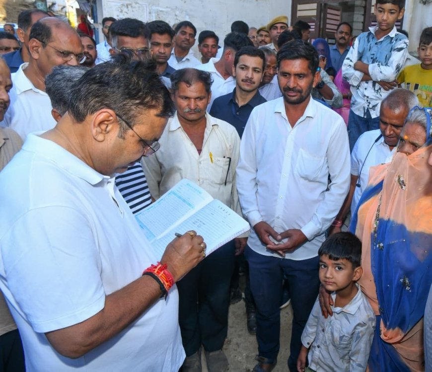 मुख्यमंत्री शर्मा ने  बच्चों को चाॅकलेट दे  स्कूल के होमवर्क के बारे में बात की